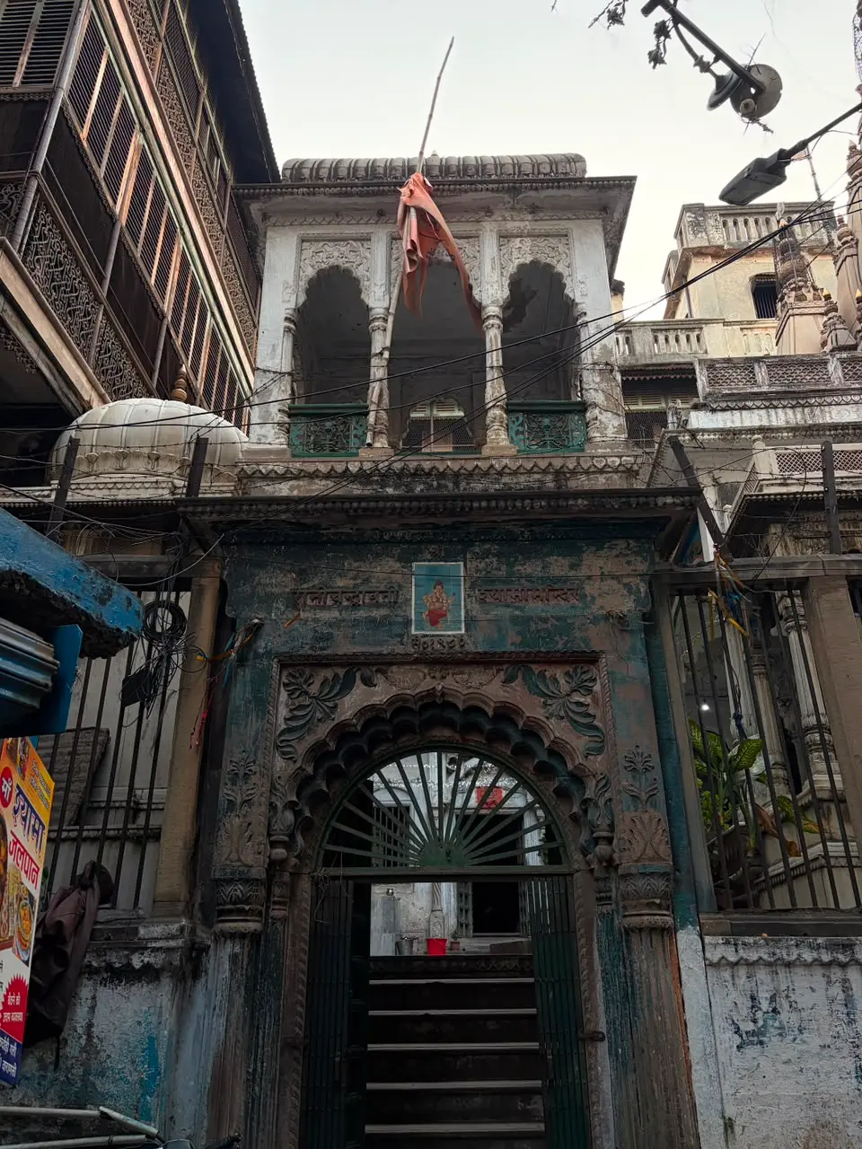 वाराणसी की एक पुरानी गली में नक्काशीदार द्वार और झरोखे। यह काल भैरव मंदिर नहीं है