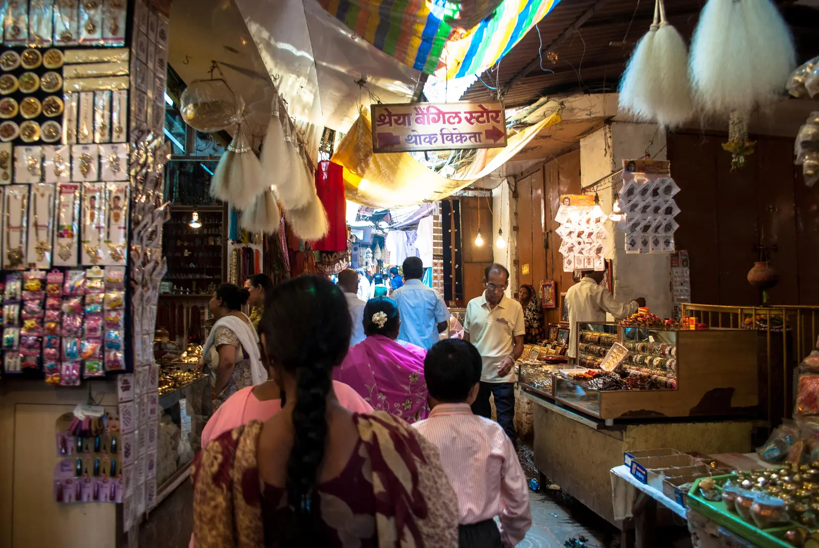 पुराने वाराणसी की एक बाज़ार वाली गली; मंदिर तक ऐसी ही गलियों से होकर जाना होता है