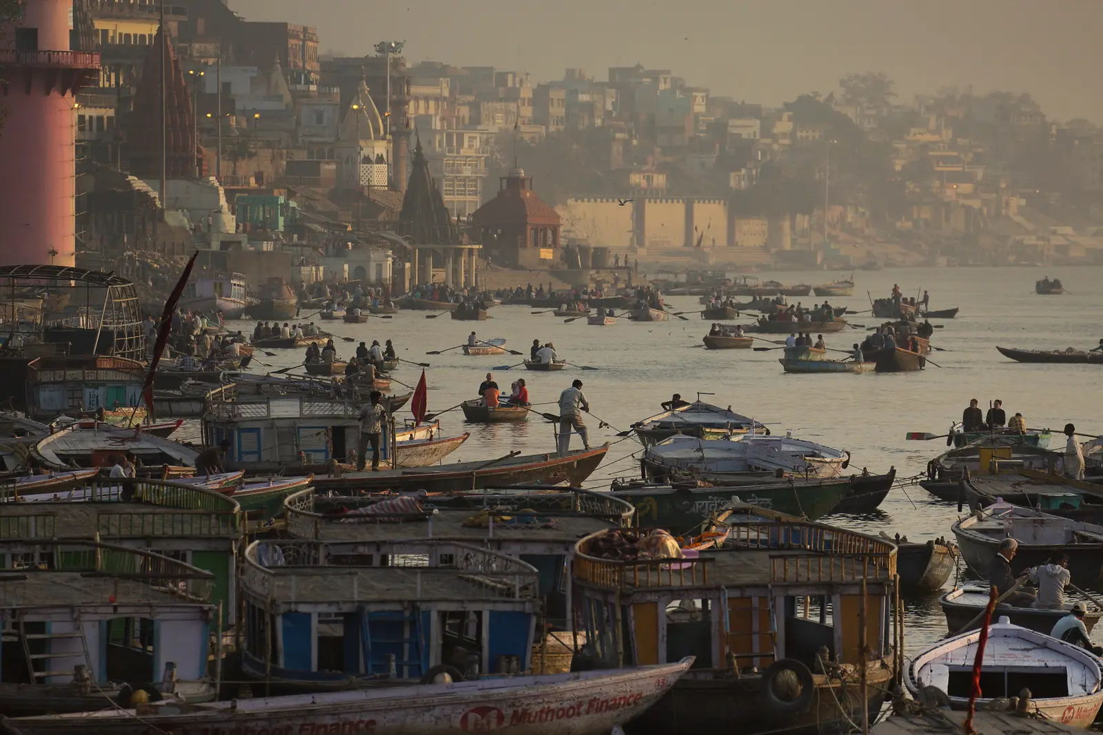 गंगा के सिंधिया घाट पर सुबह; भैरोनाथ की गलियों से थोड़ी ही दूर